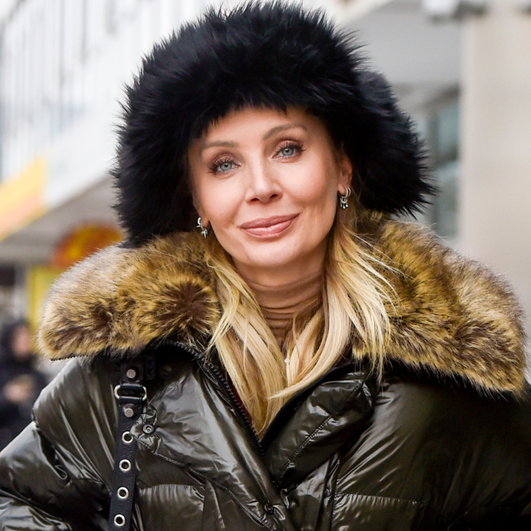 Zapomnij o czapkach z pomponem. Eleganckie kobiety chodzą w tym nakryciu głowy